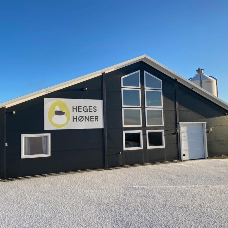 Hønsehuset til Heges Høner med logoskilt på veggen